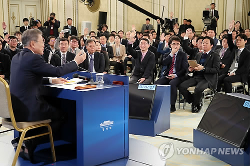 질문권 얻기 위한 기자들의 경쟁