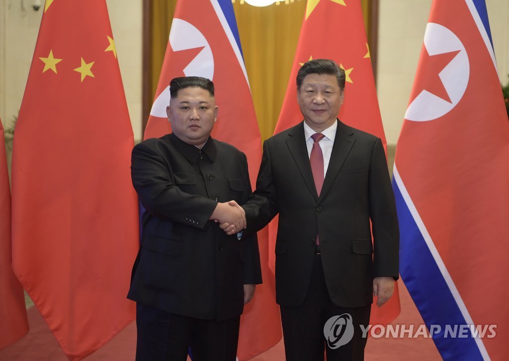 회담 시작 전 카메라 앞에 포즈 취한 김정은과 시진핑