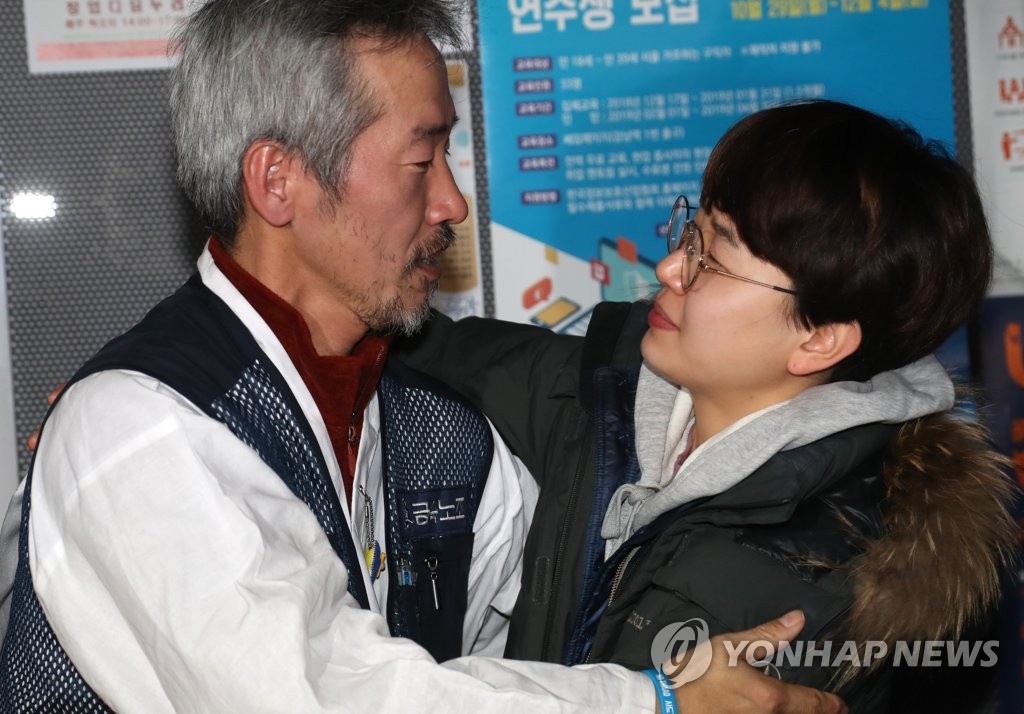 포옹하는 차광호 파인텍 노조 지회장