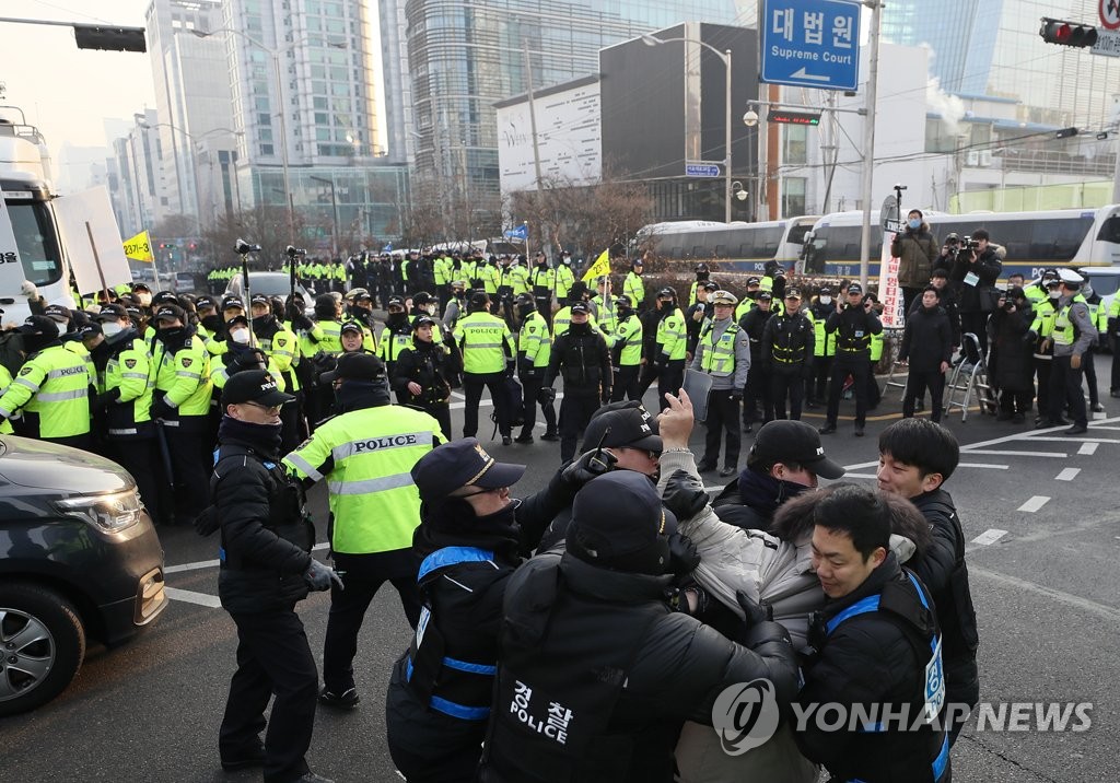 경찰 제지받는 시위자