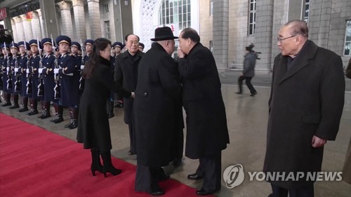 김정은 위원장에 귀엣말하는 박봉주 총리
