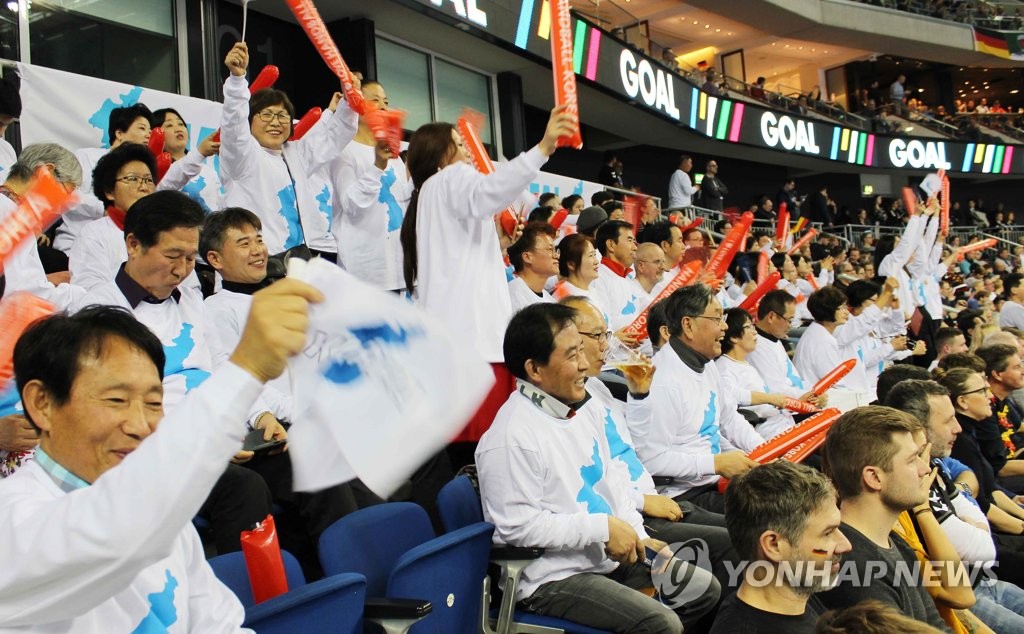 Animando al equipo intercoreano Animando al equipo intercoreano