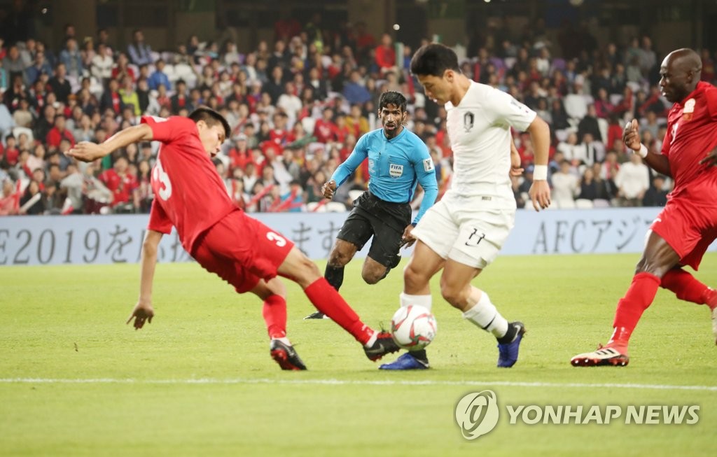 돌파시도하는 황희찬