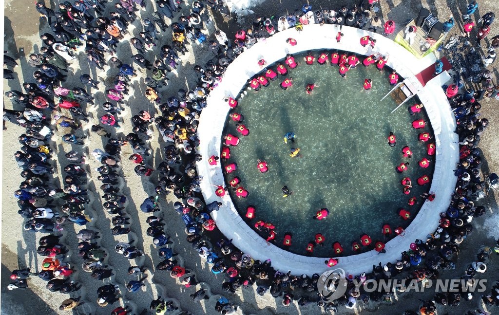 2㎞ 얼음 벌판에 몰려든 인파…화천산천어축제 열기 ′절정′