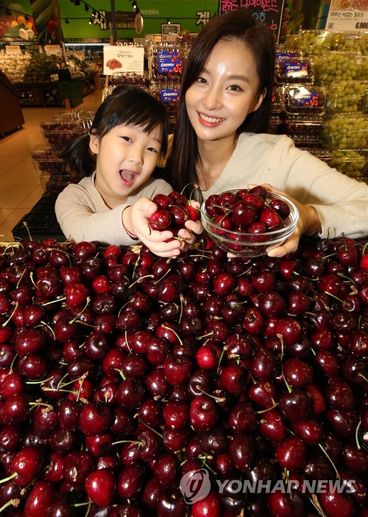 Discount store sells cherries from Chile Discount store sells cherries from Chile