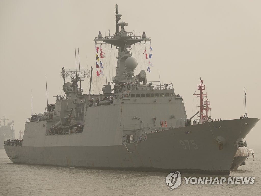 상하이 입항하는 충무공이순신함