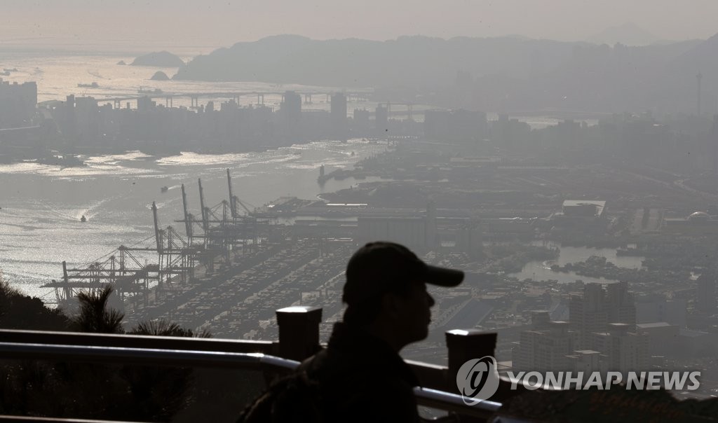 잿빛으로 변한 부산항
