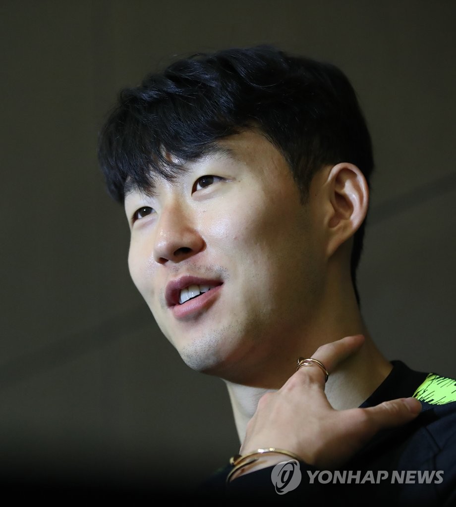 인터뷰하는 손흥민