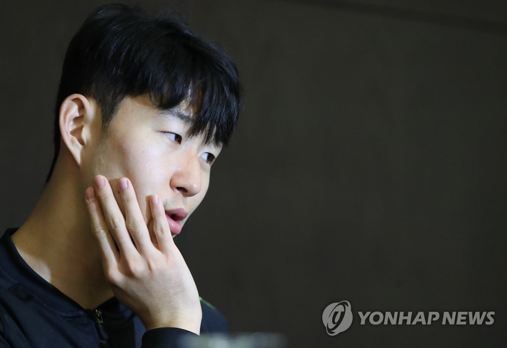 생각에 잠긴 손흥민