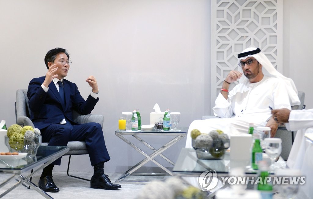 وزير الصناعة الكوري يجتمع مع وزير البترول الاماراتي وزير الصناعة الكوري يجتمع مع وزير البترول الاماراتي
