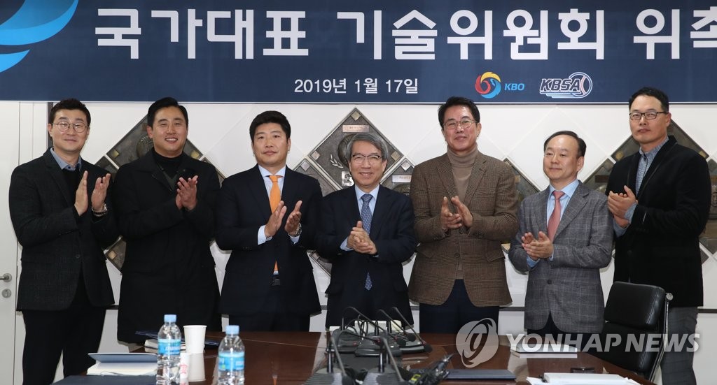 Chung Un-chan (C), commissioner of the Korea Baseball Organization, is flanked by members of the new technical committee during their appointment ceremony at the KBO headquarters in Seoul on Jan. 17, 2019. From left: Lee Jong-yeol, Choi Won-ho, Park Jae-hong, Chung, Kim Si-jin, Kim Jin-seob and Ma Hae-young. (Yonhap)