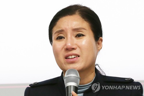 (서울=연합뉴스) 이재희 기자 = 구조동물 안락사 논란을 빚은 동물권단체 '케어' 박소연 대표가 19일 오전 서울 서초구의 한 건물에서 열린 기자회견에서 울먹이며 의혹에 대해 해명하고 있다. 2019.1.19 scape@yna.co.kr
