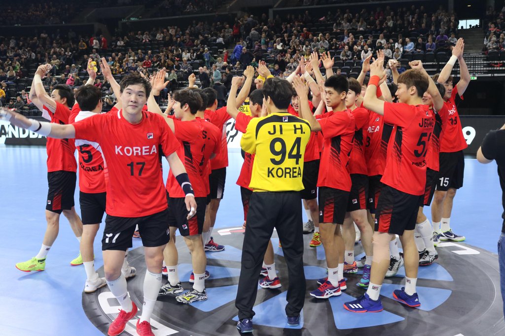 일본전 승리를 자축하는 핸드볼 단일팀
