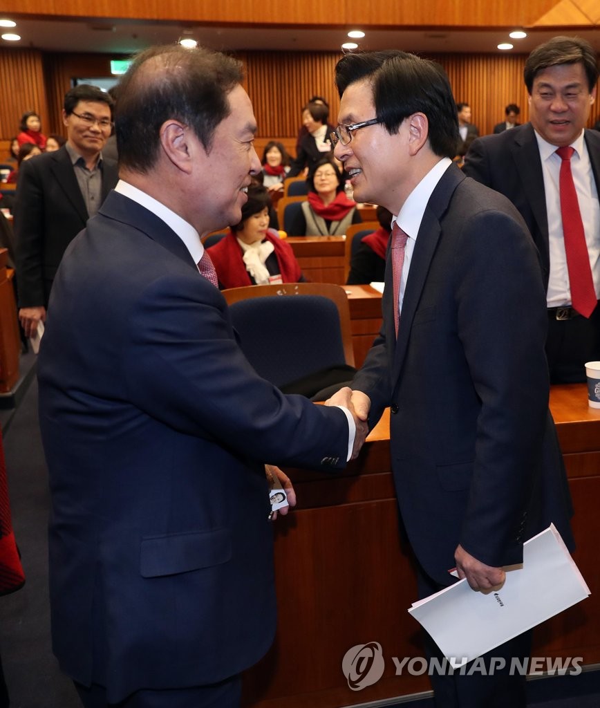 악수하는 김병준 비대위원장과 황교안 전 총리