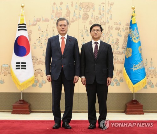 문 대통령, 조해주 중앙 선관위원과 기념 촬영