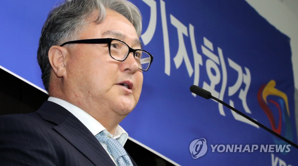 In this file photo from Jan. 28, 2019, Kim Kyung-moon, newly appointed as manager of the South Korean national baseball team, speaks at a press conference at the Korea Baseball Organization headquarters in Seoul. (Yonhap)