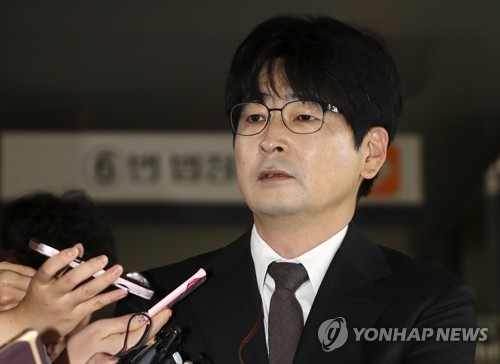 청와대, 탁현민 사표 수리키로