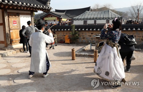 고운 한복 입고 전통놀이를