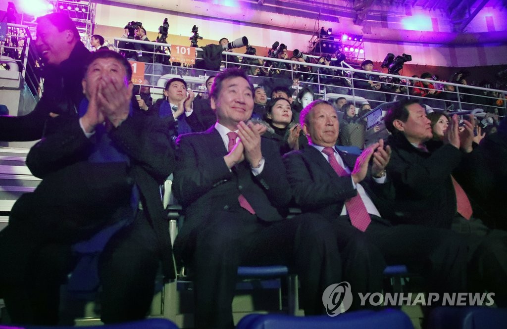 축하공연 관람하는 이낙연 총리