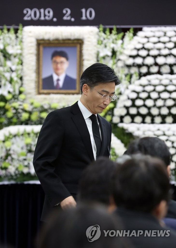 슬픔에 잠긴 이국종 교수