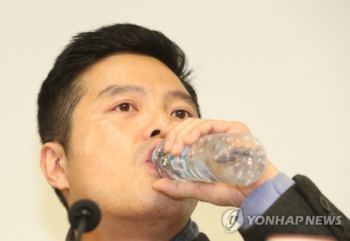 물 마시는 김태우 전 수사관
