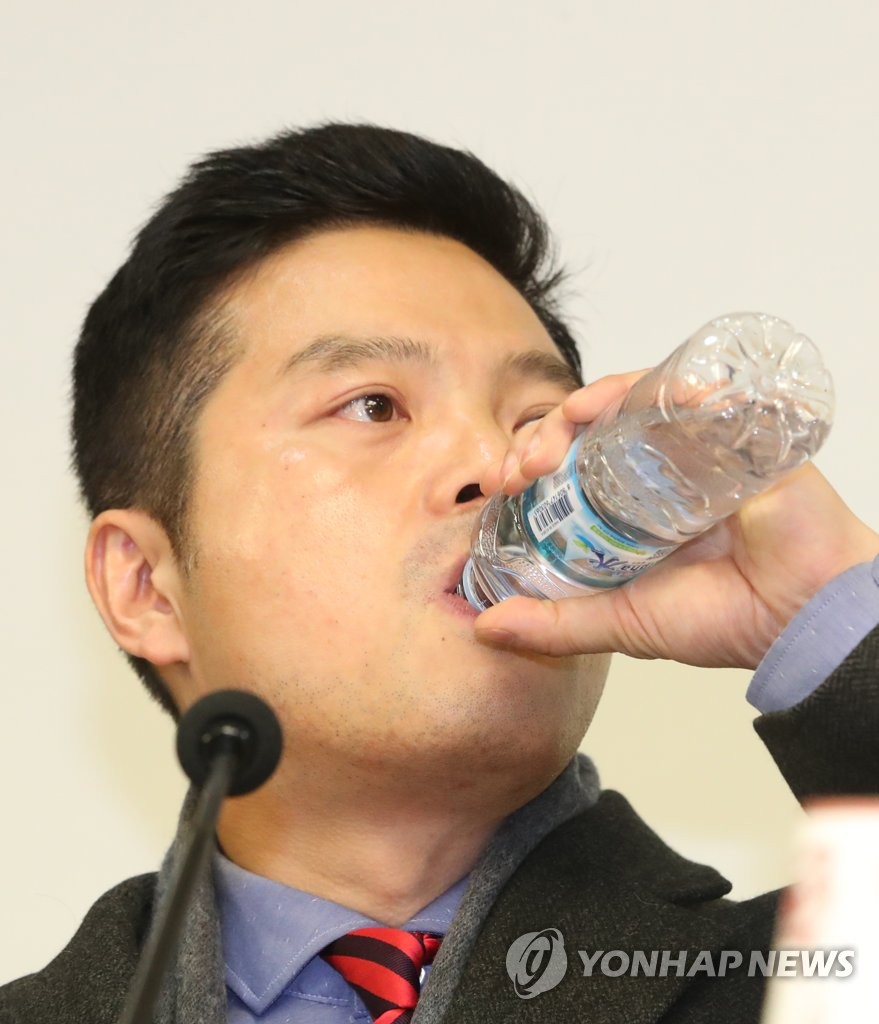 물 마시는 김 전 수사관