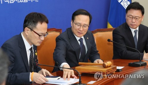 박주민과 이야기하는 홍영표