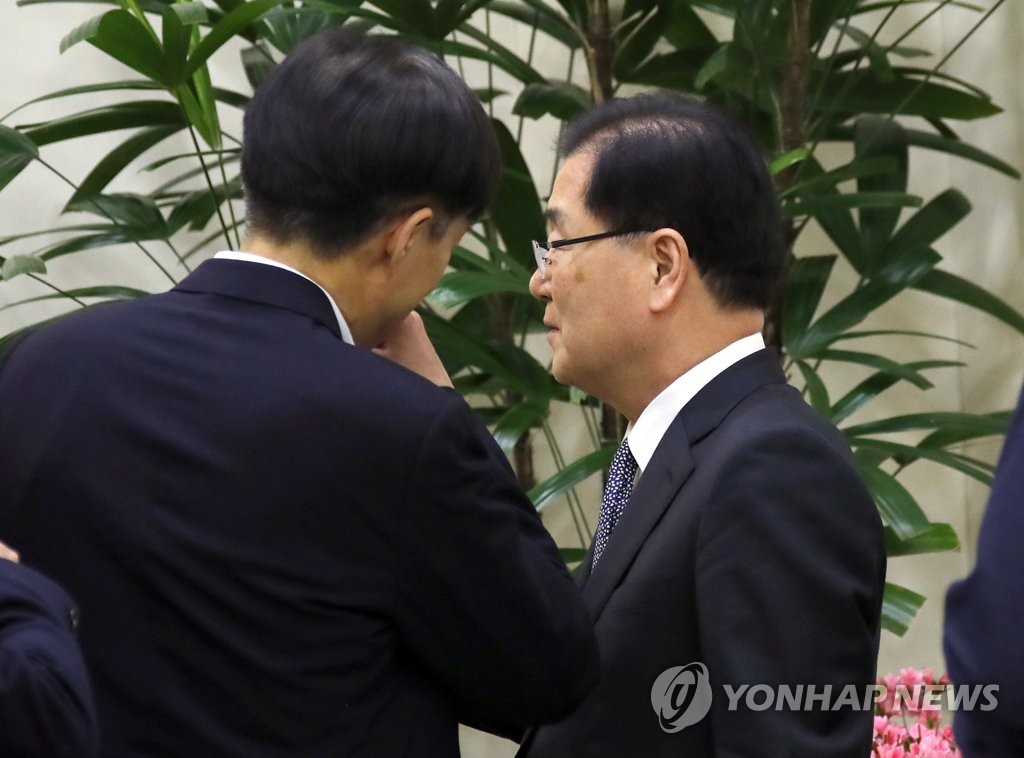 얘기 나누는 정의용 국가안보실장과 조국 민정수석