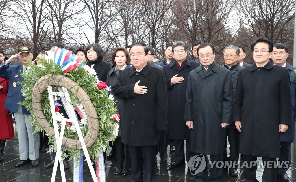 문희상 의장과 여야 지도부 '한국전참전용사기념비 참배'