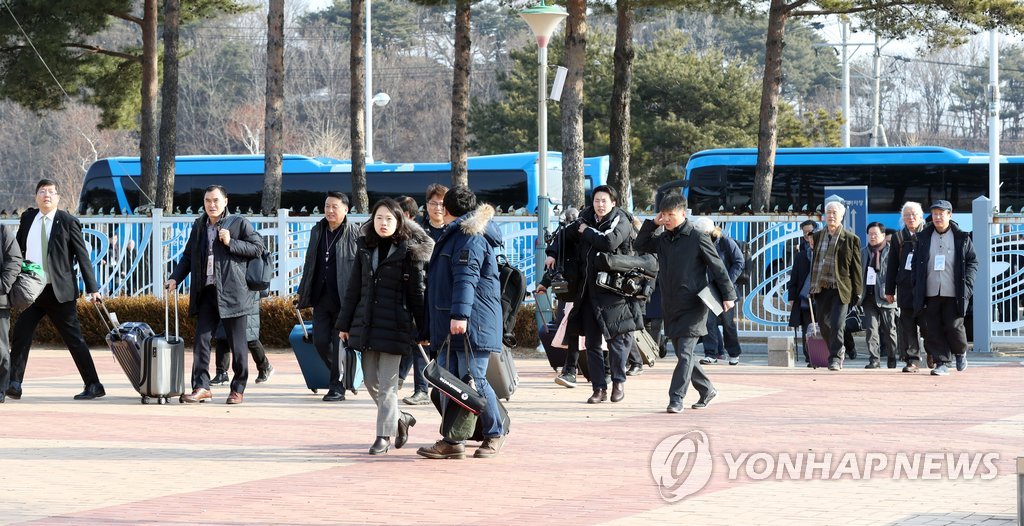 남북출입사무소 도착한 새해맞이 연대모임
