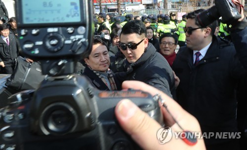 보디가드 대동하고 광주 방문한 김진태