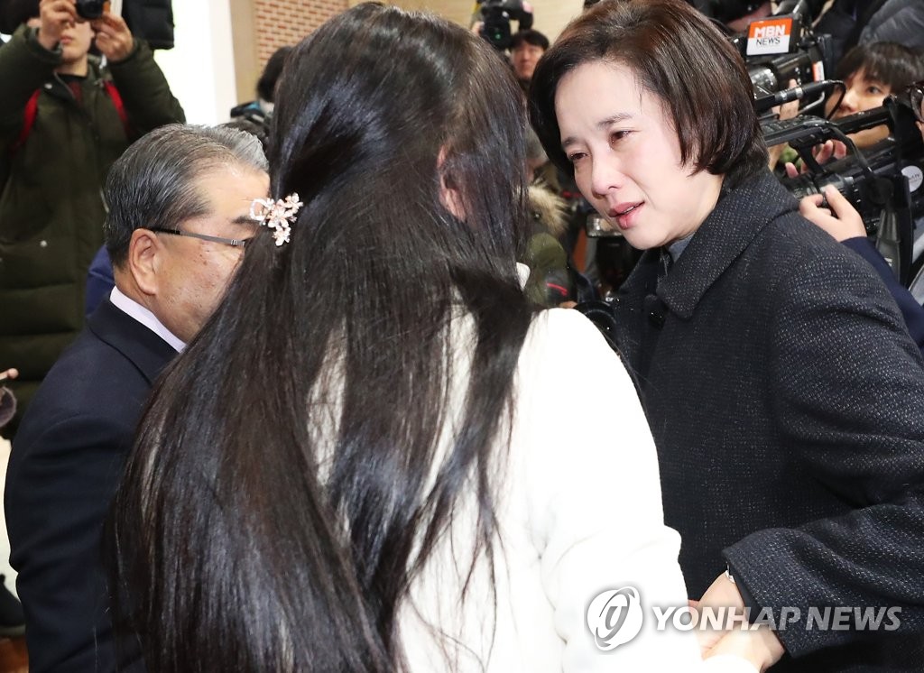 유가족 위로하는 유은혜 부총리
