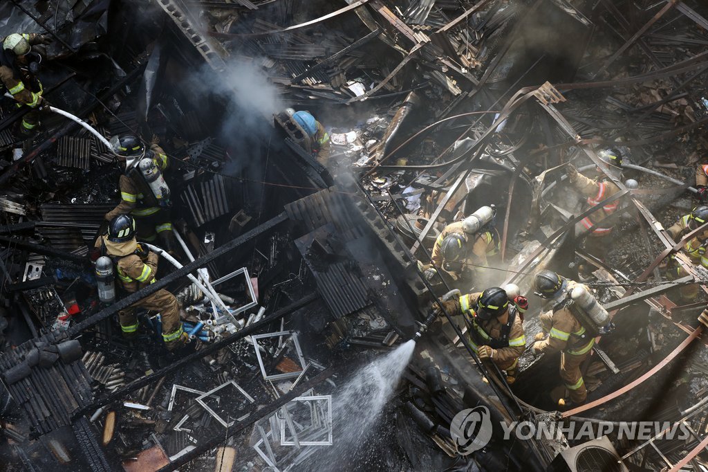을지로 화재, 수습에 힘쓰는 소방대원들