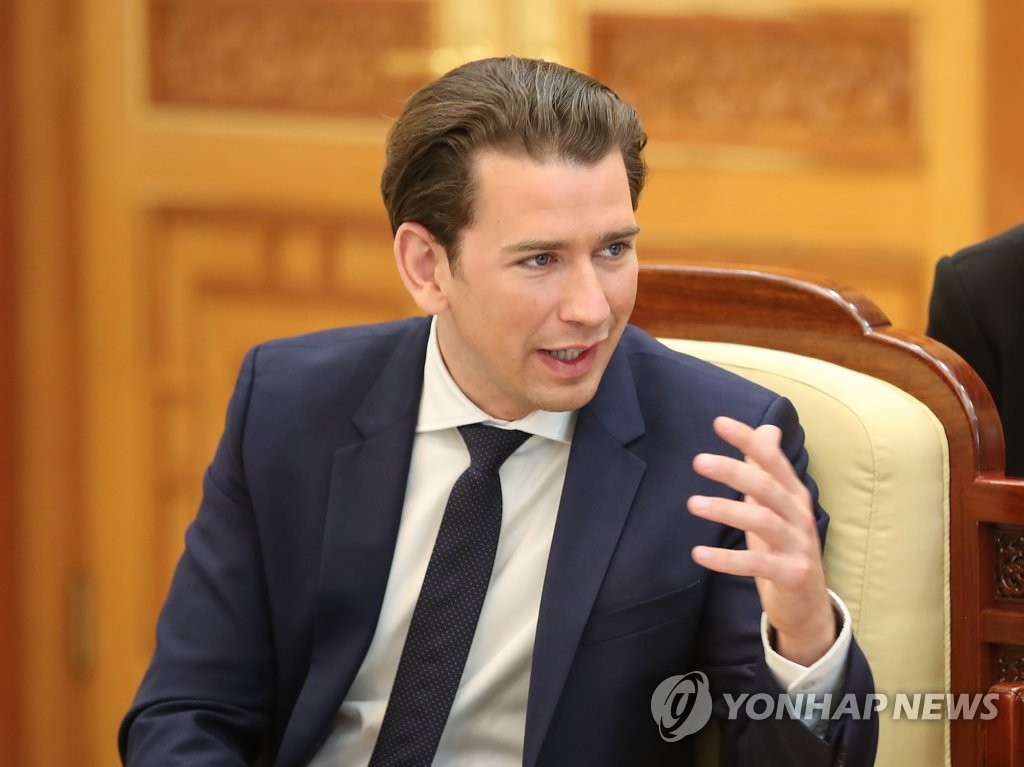 문 대통령에게 인사말 하는 쿠르츠 오스트리아 총리