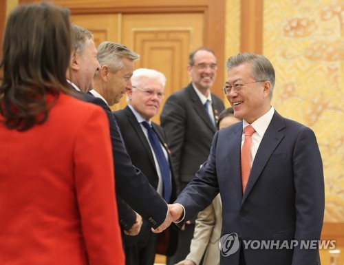 오스트리아 측 수행원들과 인사하는 문 대통령