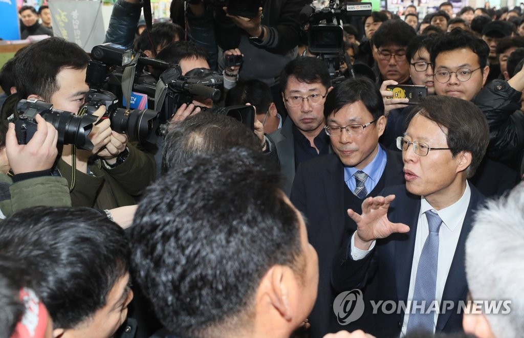반대 주민들에 가로막힌 권용복 항공정책실장