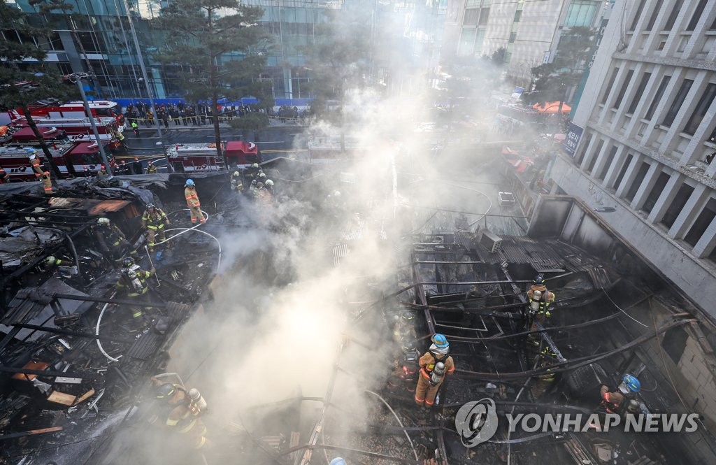 잔불 진화작업 벌이는 소방대원들