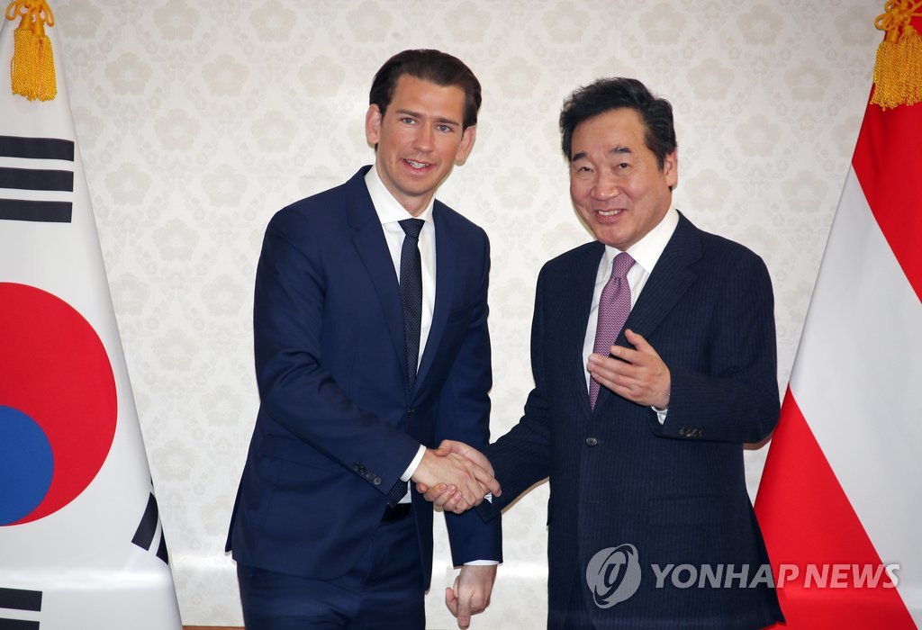 이낙연 총리, 오스트리아 총리와 악수