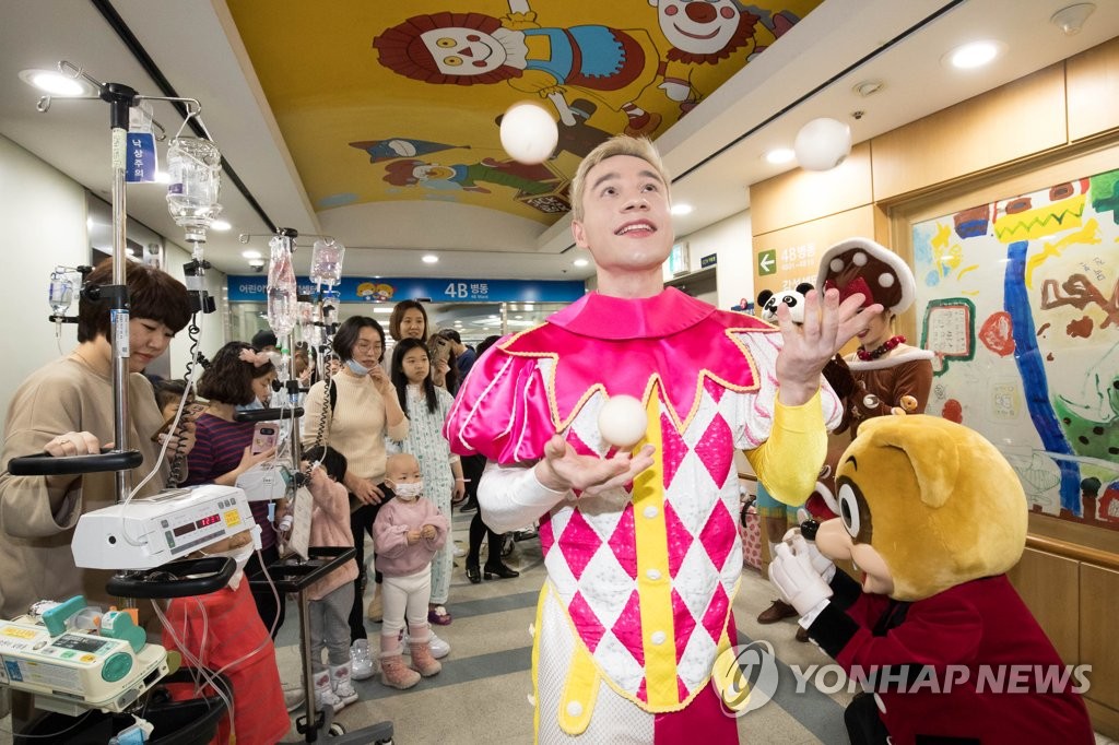 롯데월드, '찾아가는 테마파크' 위문공연 진행