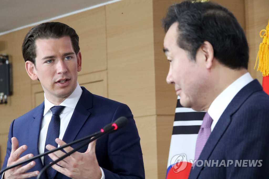 기자회견하며 이야기 나누는 한-오스트리아 총리