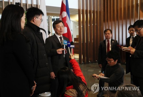 질문 답하는 도종환 장관