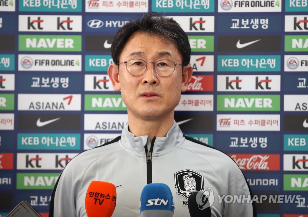 인터뷰하는 여자축구대표팀 윤덕여 감독