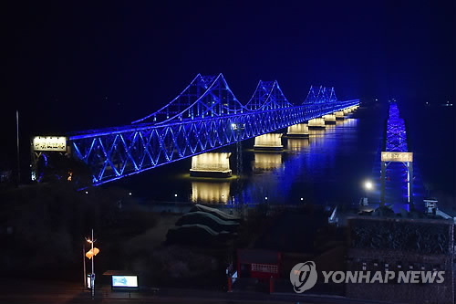 파란색으로 빛나는 단둥-신의주 연결 중조우의교