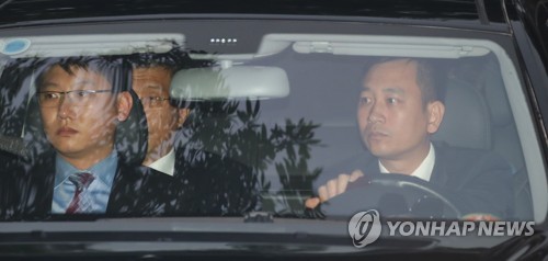 파르크 호텔 들어가는 김혁철