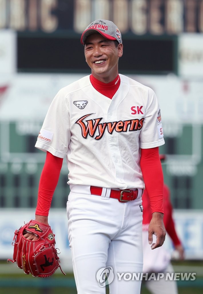 밝게 웃는 김광현