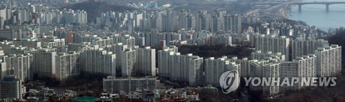남산 N서울타워에서 바라본 서울 시내 아파트 전경.