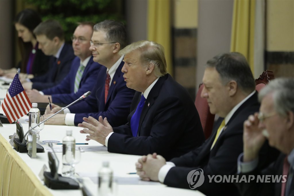 베트남 주석과 회담하는 트럼프…"베트남, 北에 본보기"