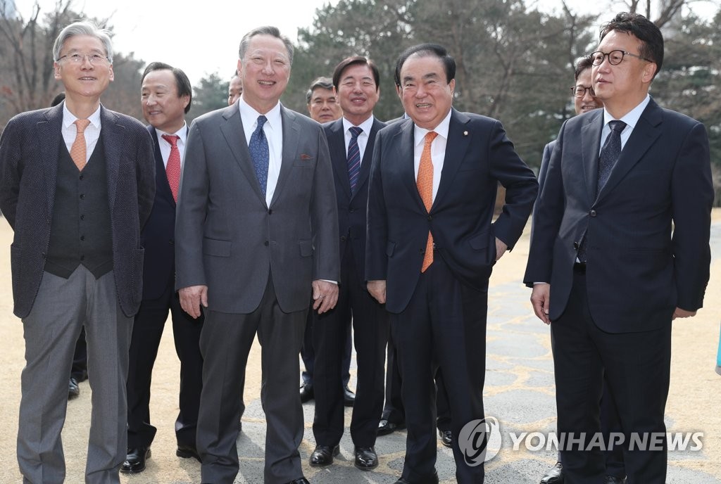 밝은 표정으로 얘기하는 문희상 의장과 박용만 회장