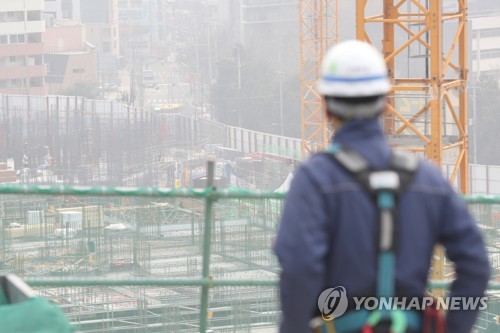 서울 한 건설 현장에서 건설노동자가 작업장을 바라보고 있다.