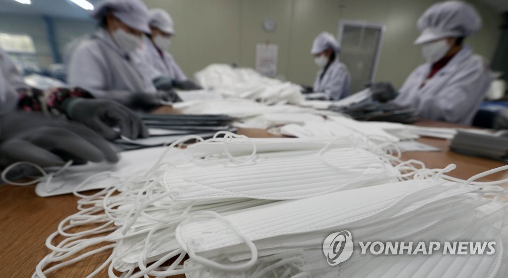 주문량 증가로 분주한 마스크 공장